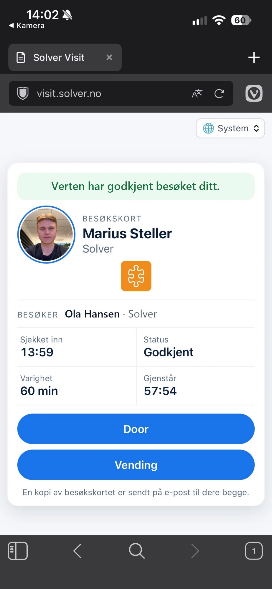 Besøkskort på mobilen: besøket er godkjent, og gjesten har knapper for å åpne døren